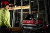 MILWAUKEE M12 POAL-0 PROJECTEUR DE CHANTIER PACKOUT 12V SANS BATTERIE 1200 LUMENS 4933480473