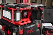 MILWAUKEE M18 POALC PROJECTEUR DE CHANTIER PACKOUT HYBRIDE 18V SANS BATTERIE 3000 LUMENS 4933478120